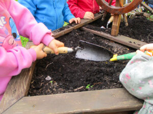 Die Kinder halfen fleißig beim Bepflanzen der Hochbeete (Foto: Andrea Büttner).